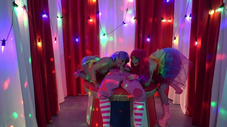 Cock Crazed Clowns: Eva May se encuentra con los payasos rosas