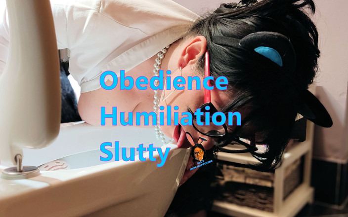 Toilet Mommy: Une esclave dévergondée se fait lécher les toilettes, humiliation