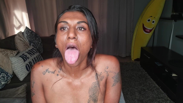domslutfucker: Desi Duduk Di Sofa Meleleh Semasa Dia Melekat Dan Melancap...