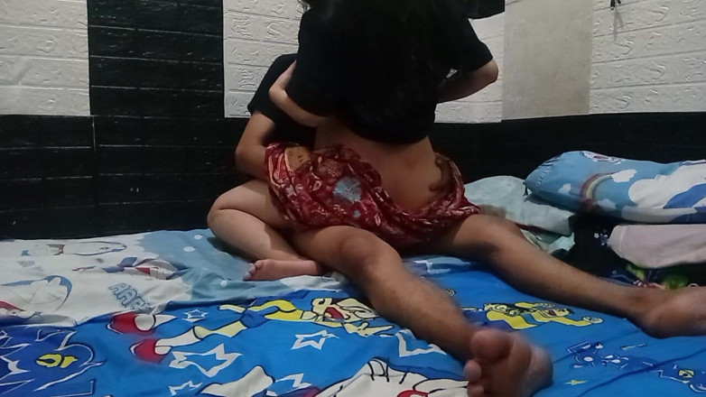Famly sex: Une étudiante s’assoit dans la salle de classe