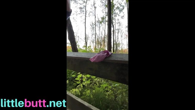 Little Butt: Je laisse ma culotte derrière et je marche sur un...