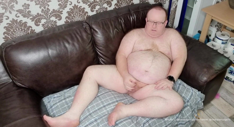 Daddysmudge: Papa jouit sur un canapé