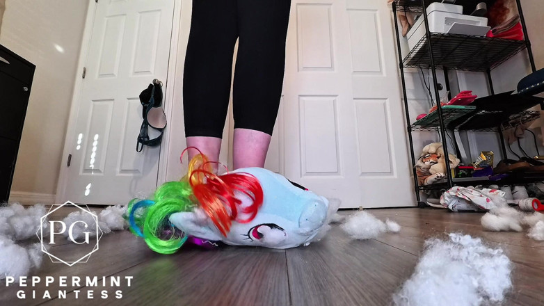 Peppermint Giantess: 67 raksasa dengan kaus kaki kotor perlahan-lahan menghancurkan plushie besar...