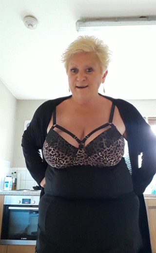 Uk Joolz: Buongiorno ragazzi, questo è il mio vestito per oggi, spero ti...