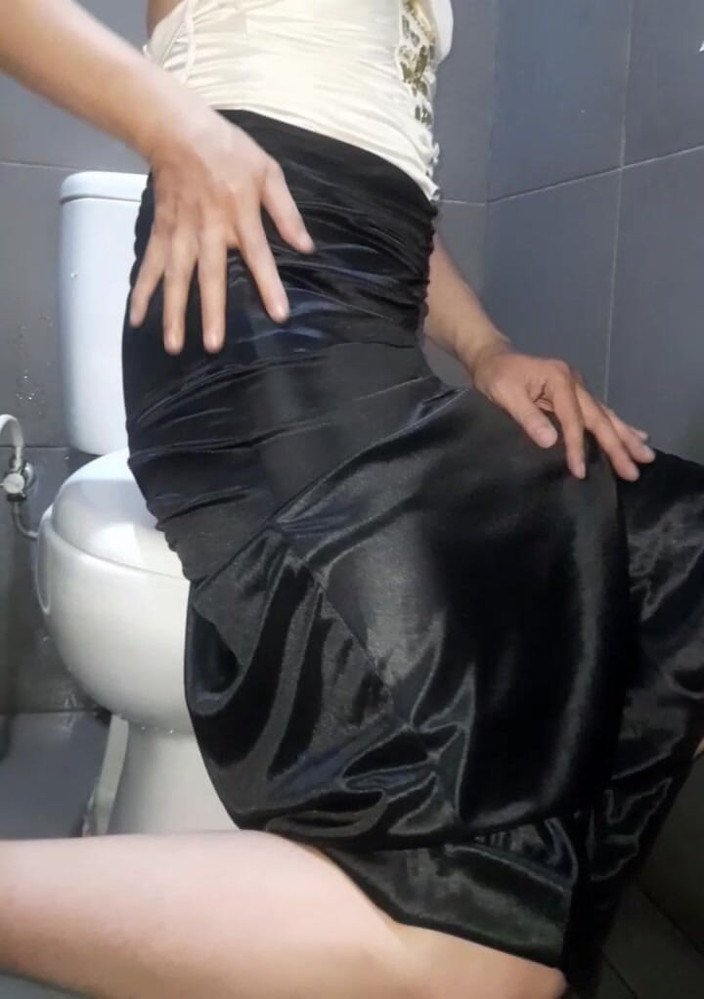 Naomisinka: Masturbare purtând halat de mătase satin