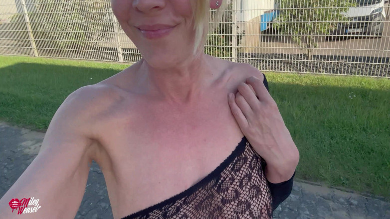 Miley Weasel: Blonde en nylon prostituée se laisse baiser attachée dans un...