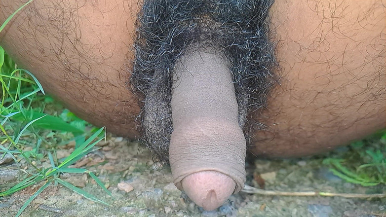 Desi_Porn_India: Desi gay bollente piscia nella giungla da sola.