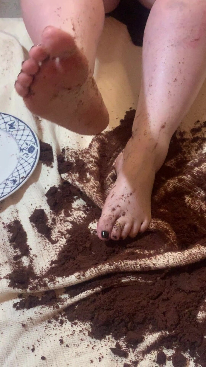 BlancaGirlBBW: Ayak ayaklar pastada