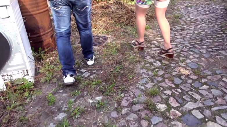 FUCK PARTY XXX: Blonďatá velká prsa a potetovaná milfka přijímá vyzvednutí při chcaní...