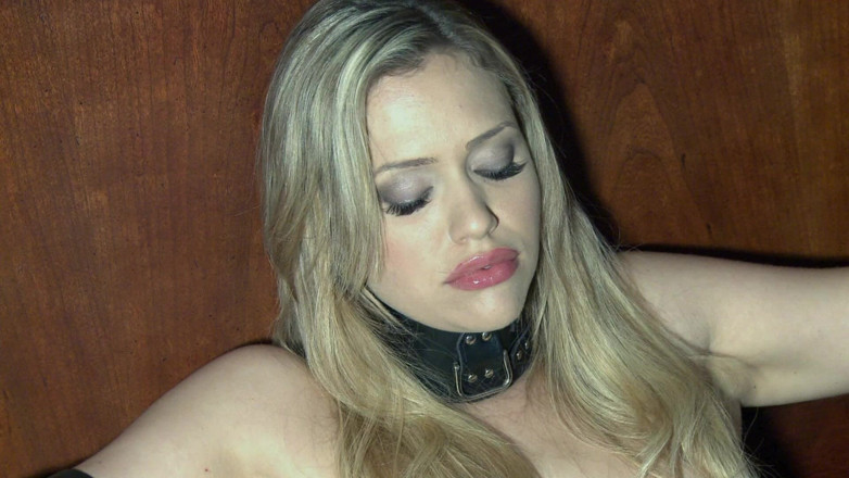 USA Fetish and Hardcore Clips: Seorang wanita dominan dalam kostum lateks suka menghukum dirinya.