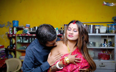 Desi Bold Movies: desi malloo bhaabhi rasoee men apne debaar ke saath haardakor...