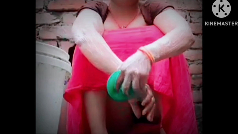 TricolorMusic3: हॉट सुंदर सेक्सी लड़की अपने हॉट स्तनों को पानी से नहाते हुए पानी से अपनी चूत धो रही है