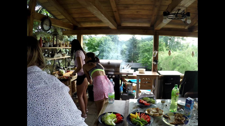 Leon Lambert Girls Twerk Parties CFNM: Buurvrouw barbecuefeest hete strakke meiden in zomerjurk korte rokjes geen...