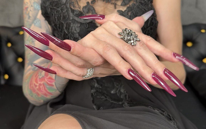 Julia domaina: Dunkel lila, lange nägel, klauen, lange flexible finger und abendliches...