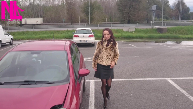 Nyllady: Une conduite sexy et rapide dans des pompes noires brevetées...
