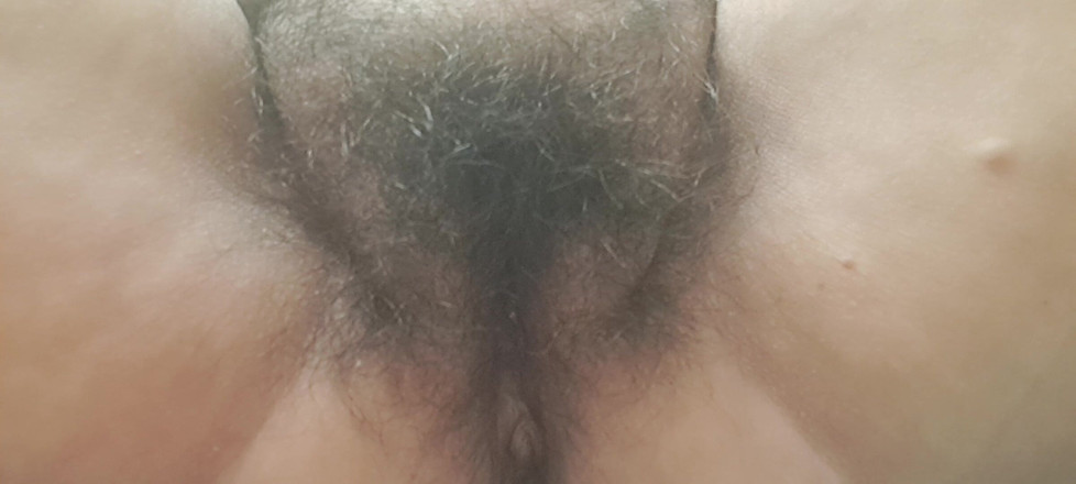 Mommy big hairy pussy: Colocando creme nas pernas quentes