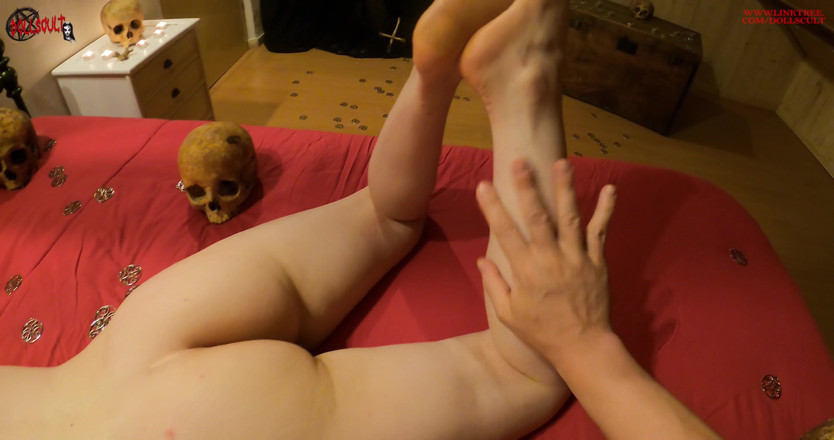 Dolls Cult: Massagem e punheta com Mel entre os crânios