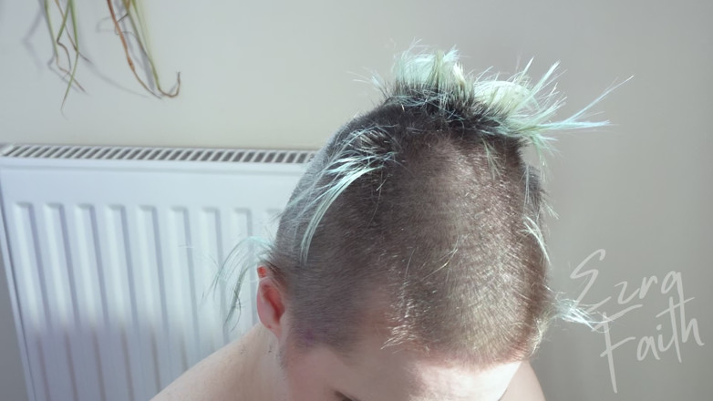 Ezra Faith: 4K Made to golić - przymus niechętny golenie głowy - Buzzcut dziwka -...