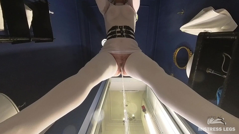 Mistress Legs: Tu es devenu une toilette pour maîtresse en bas blancs...