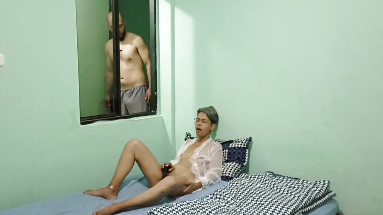 Swingersamateur40: Mój przyrodni brat obserwuje mnie podczas masturbacji i daję mu...