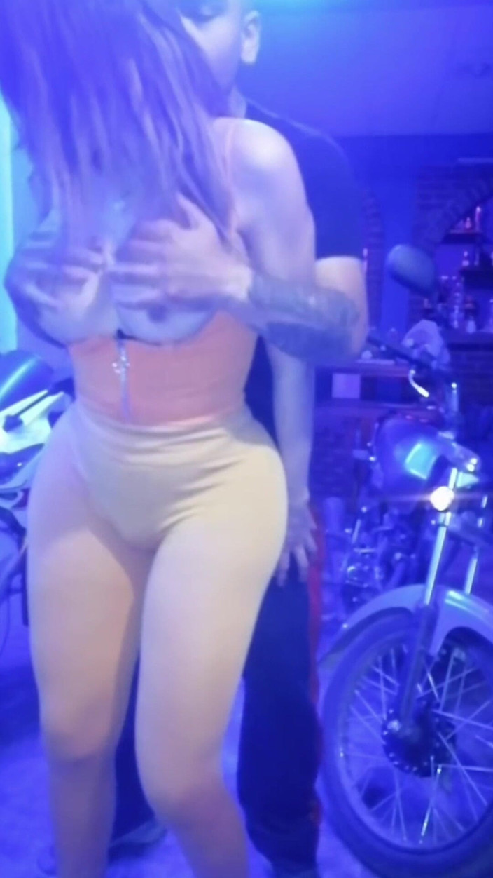 Barbietransxxxx: Essa garota fez uma dança sensual para mim para me...