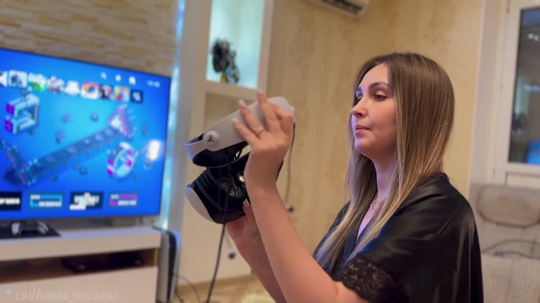 Alina Rai: Styvson knullar styvmamma medan hon är i Virtual Reality