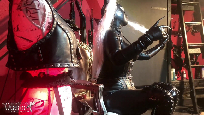 Dominatrix Frida: ラテックスキャットスーツのドミナトリックスフリーダ - タイトなコルセット - バレエブーツ - 長い爪