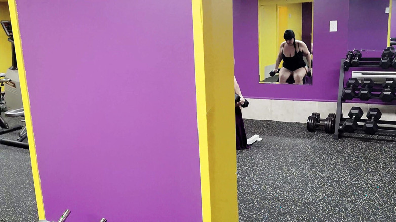 Falicha Karr: Товста красуня в спортзалі оголюється, думаючи, що нікого немає поруч