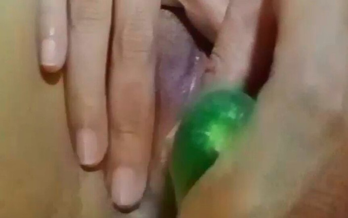 Hang daneth: Scopando la figa con un cetriolo