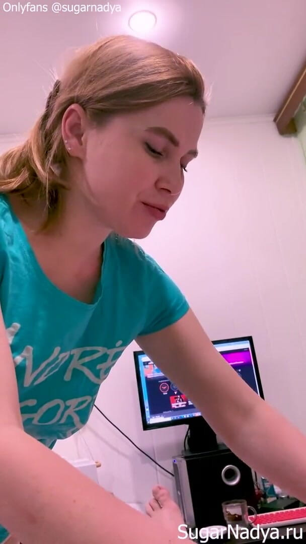 SugarNadya: Tu aimes mes jambes dans ces bas sexy ?