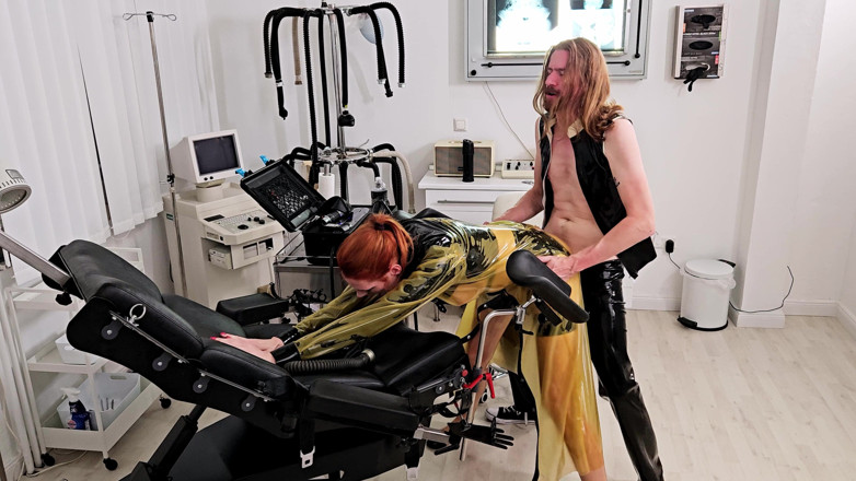 Rubber pervs: Příběhy z gumové kliniky dojící stroj a sex s plynovou...