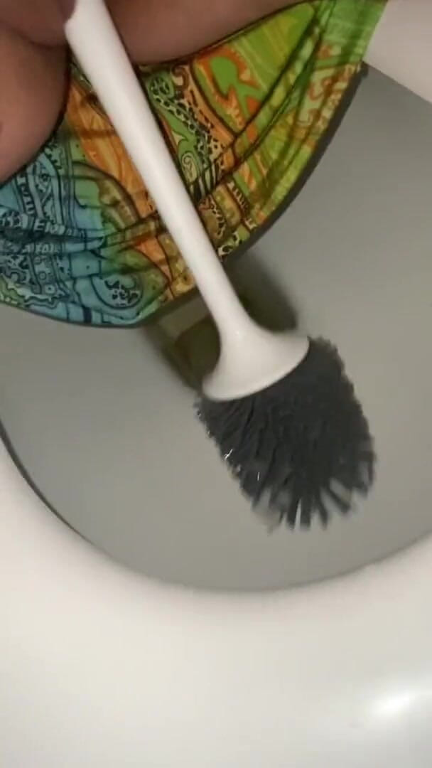 Elena917: Léchage des toilettes de l'hôtel, baise avec une brosse de...