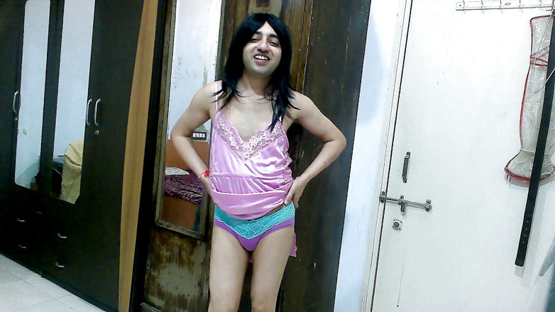 Cute & Nude Crossdresser: साटन गुलाबी नाइटी में हॉट और प्यारी बहिन क्रॉसड्रेसर फेमबॉय स्वीट लॉलीपॉप।