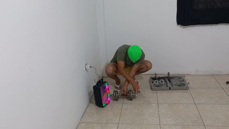 Martin13: Aku melakukan aktivitas fisik dan ibu tiriku datang untuk merayuku...