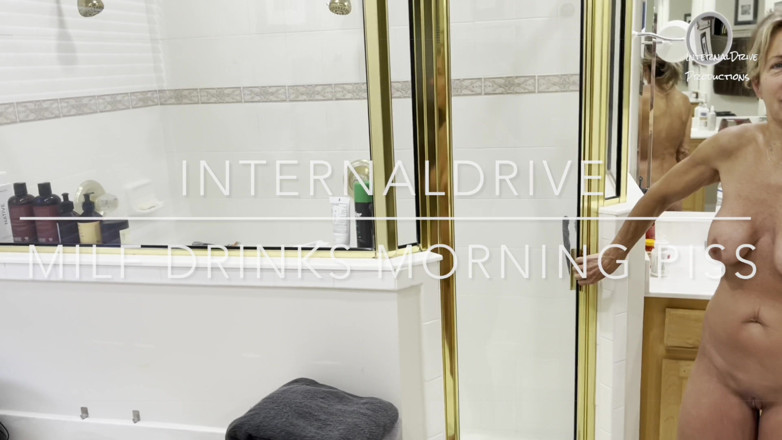 InternalDrive: La miLF beve piscio mattutino