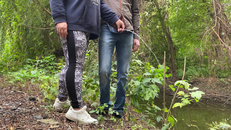 OurFetishLife: MILF i leggings hjälper en främling att kissa vid sjön