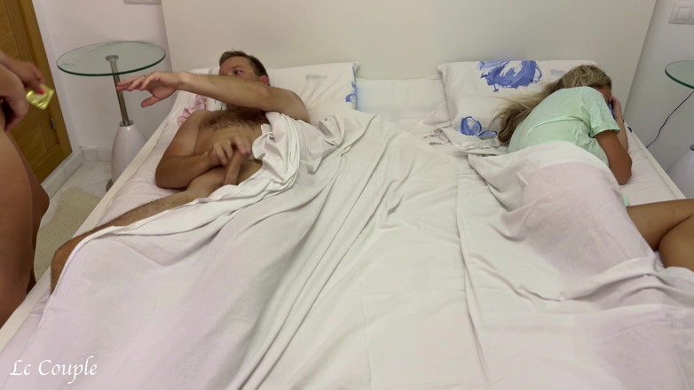 LC couple: 当妻子听到噪音时醒来，看到她的丈夫正在与他们女友发生性关系 + 真正的绿帽奴妻子
