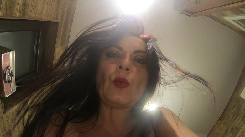 MilfyCalla: Lingerie rouge en dentelle, pipi, fétiche - taquinage de gros nichons...