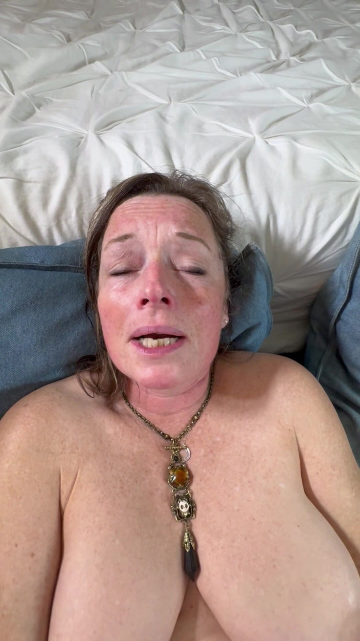 Bonewizzard69: Gros nichons Bonemaiden solo, s’il te plaît, j’ai besoin de...