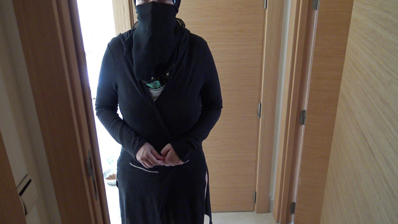 Souzan Halabi: Un pervers britanic își fute servitoarea egipteană matură în hijab