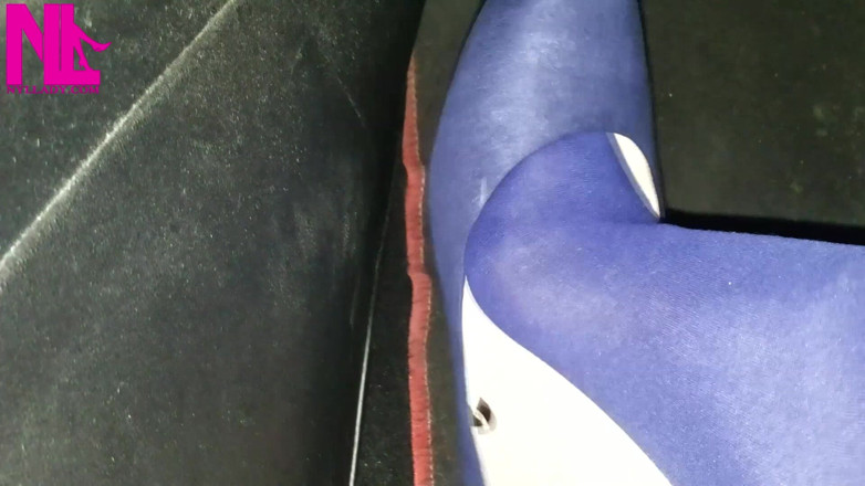 Nyllady: Pendante dans des collants bleus et des appartements bleus sur...