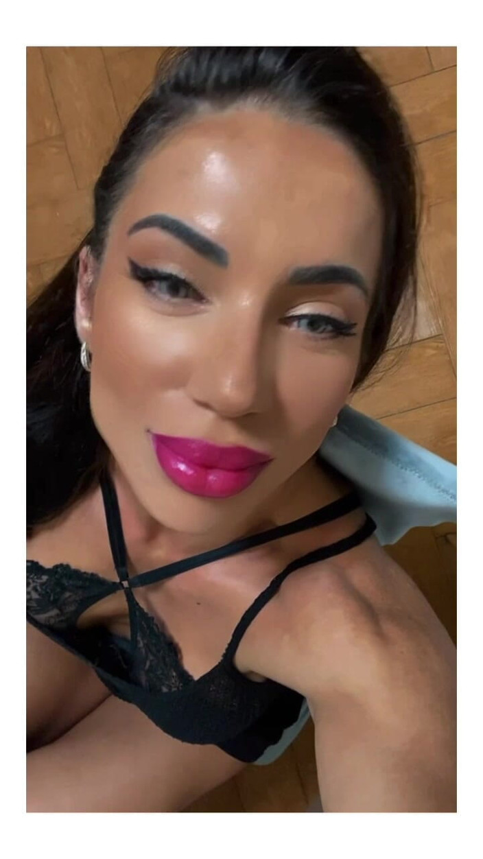 Alesyamuscledoll: Musclegirl älskar höga klackar