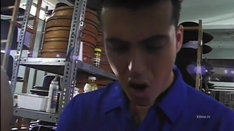 Monster Cocks: 사무원의 그룹에 의해 가게에서 창녀처럼 망쳐진 섹시한 고객