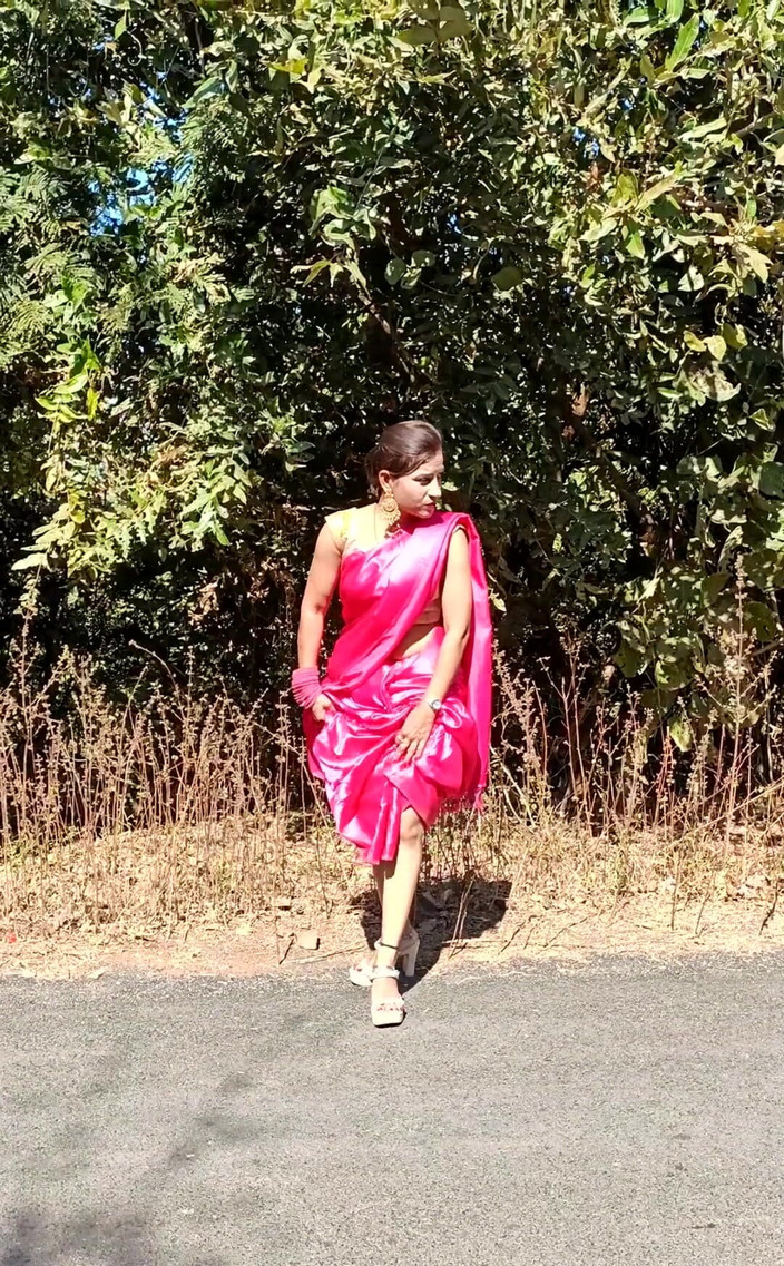 Marathi Queen F: Yolda sari striptiz gösteriyor