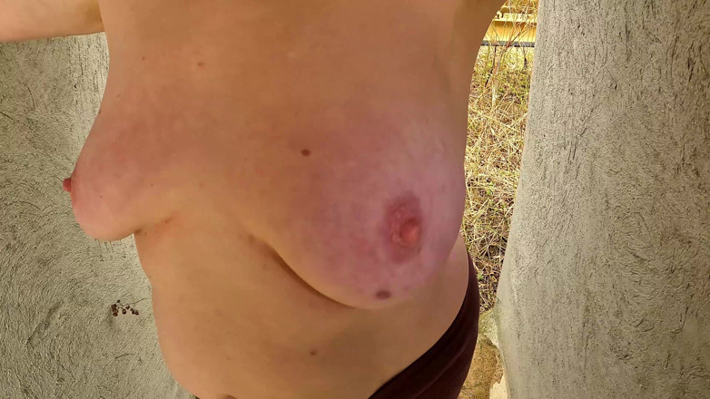 Bouncy Tits Action: şantiyede göğüslerini sikiyor