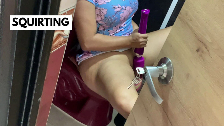 SENSESEX: Hermanastra atrapada masturbándose en el baño (chorros)