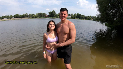 Immoral Family: Calda ragazzina serina Gomez riceve un creampie profondo da papà...