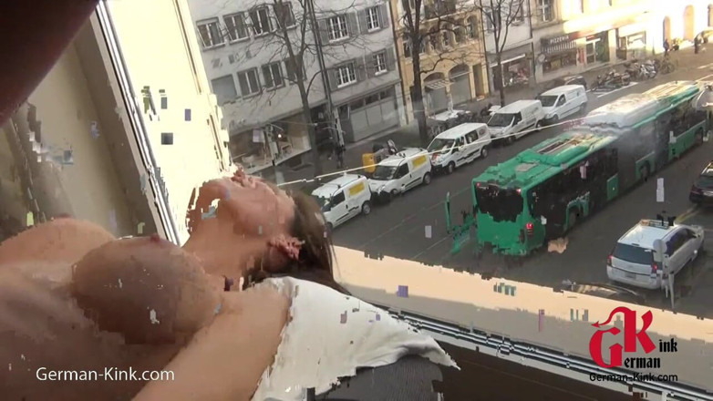 German Kink: Sexy schätzchen am fenster gefickt