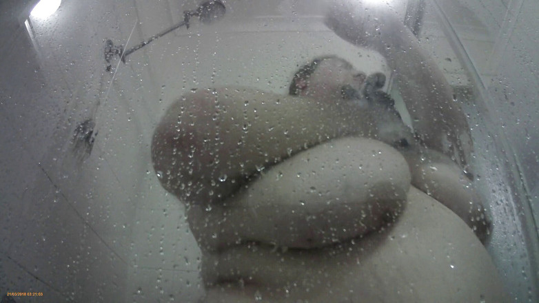 LaLaDelilah: Cewek super semok lagi asik mandi