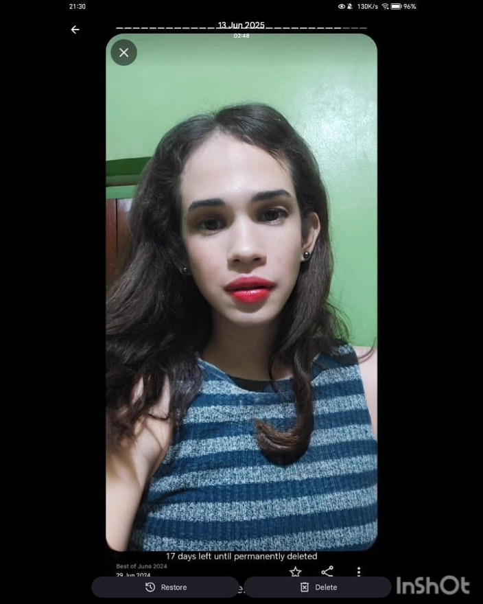 Ivykinky69: Karl thích đi tiểu trên mặt